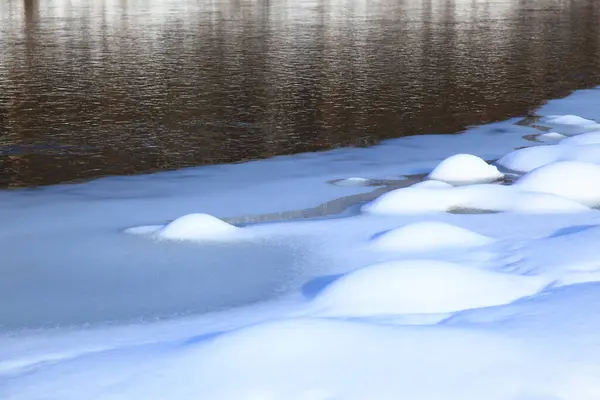 Pokryta Śniegiem Rzeka Zimie — Zdjęcie stockowe