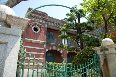 Şehirdeki eski kırmızı tuğla bina.