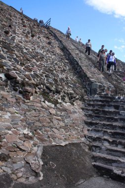 Güneş Piramidi, Teotihuacan 'daki en büyük ve Mezoamerika' daki en büyük binalardan biridir.. 