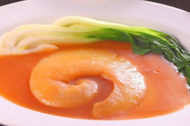 Lezzetli Asya mutfağı, sos ve yahni pak choi 'nin yakın görüntüsü.