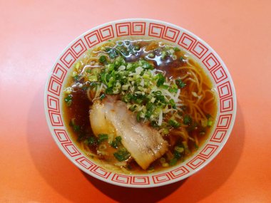 Domuz eti ve sebzeli Japon eriştesi.