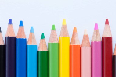 Açık arkaplanda renkli kalemlerin yakın plan görüntüsü          