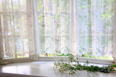 Modern bir evin içindeki beyaz pencere..