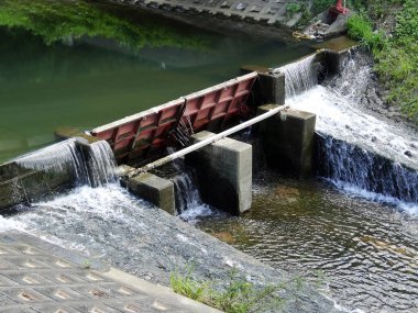 Nehirde su akıyor..