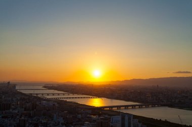 Şehrin üzerinde güzel gün batımı ve güzel gökyüzü  