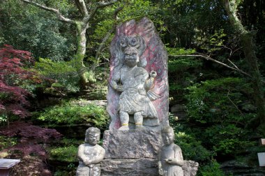 Japon heykeli gündüz gözüyle parkta görünüyor.