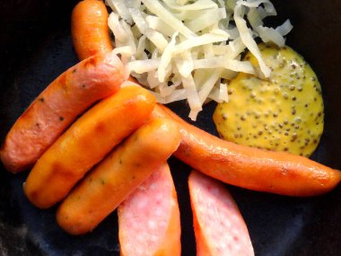 Tabakta hardal soslu sosisler.