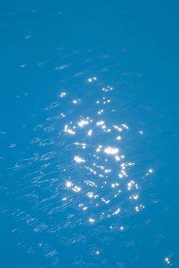 Mavi su yüzeyi arka planı. Yüzme havuzu