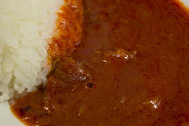 Tabakta pirinçli köri, yakından bak.