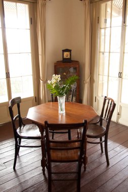 Ahşap masa ve sandalyeli klasik yemek odası.