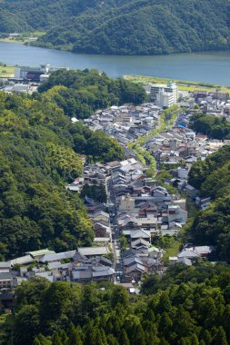 Dağlardaki köyün ve vadideki nehrin havadan görünüşü 