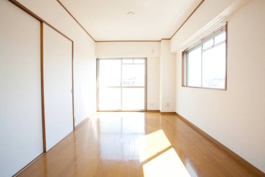 İçerisi küçük boş bir daire. Minimalist tasarım