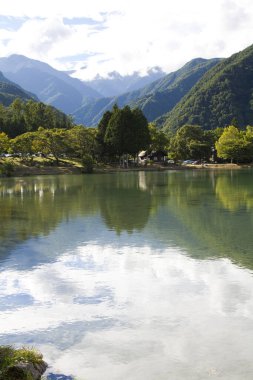 Arka planda dağ olan göl 