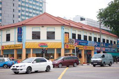 Sokakta gündüz trafiği evlerle dolu.