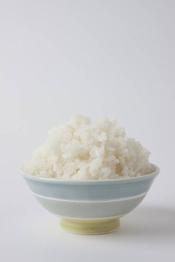 Bir kasede taze pişmiş beyaz pirinç, stüdyo çekimi.