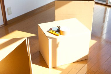 Ahşap zeminde boş karton kutu, hareket konsepti