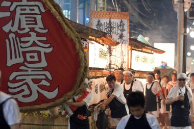 Tokyo 'daki festival sırasında sokaktaki bir grup insanın görüntüsü