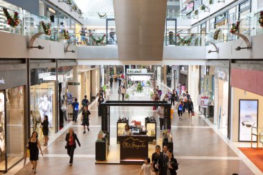 Alışveriş merkezinin modern iç görünümü