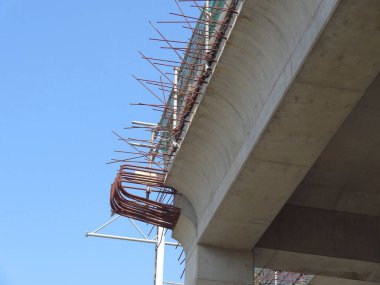 Şehirdeki beton köprü ve şehirdeki mavi gökyüzü