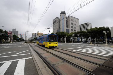 Tramvay şehrin caddesinde ilerliyor..