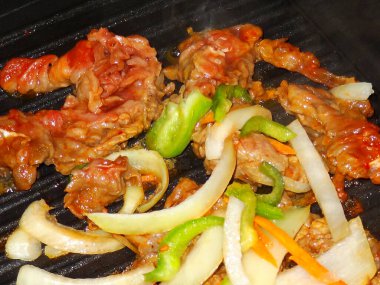 Salamura edilmiş et, taze sebzelerin yanında ızgara.