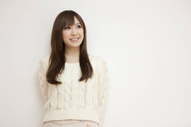 Beyaz arka plan üzerinde güzel genç Asyalı kadın portresi