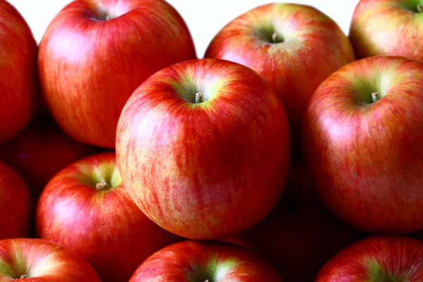 красные яблоки на белом фоне
