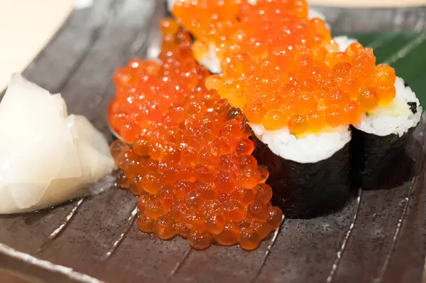 Vista Close Delicioso Sushi Caviar Salmão Prato — Fotografia de Stock