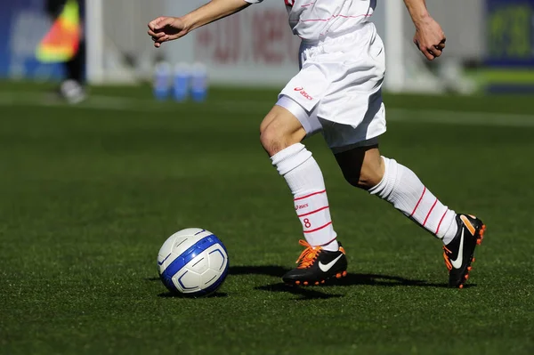 Beine Eines Fußballers Sportbekleidung Der Mit Ball Auf Rasen Spielt — Stockfoto