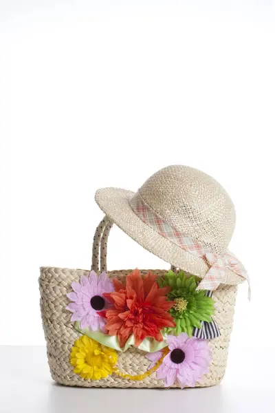 Ψάθινο Καλάθι Διακοσμημένο Λουλούδια Και Ψάθινο Καπέλο Απομονωμένο Λευκό Φόντο — Φωτογραφία Αρχείου