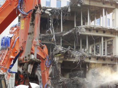 Şehirdeki eski bir binanın yıkılması.