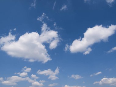 Beyaz bulutlu mavi gökyüzü doğal arkaplan 