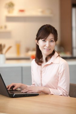 Ofisinde dizüstü bilgisayarı olan Asyalı kadın portresi