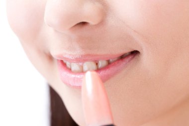 Kozmetik dudak parlatıcısı süren kadın