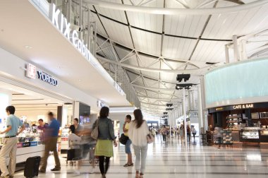 Alışveriş merkezinin modern iç görünümü