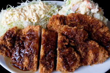 Japon domuzu ve salatalı kızarmış tavuk.