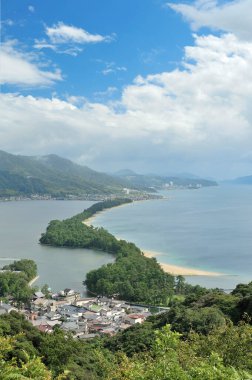Şehrin güzel deniz manzarası, mavi gökyüzü.