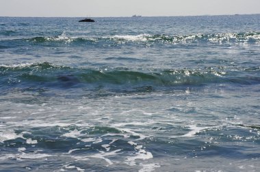Güzel deniz manzarası ve dalgalar.      