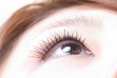 Kadınların gözünün önünü kapatın. Güzel Japon kadın.