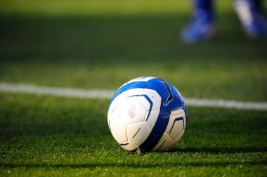 Spor giyim sektöründe futbol oynayan insanların bacakları.                 