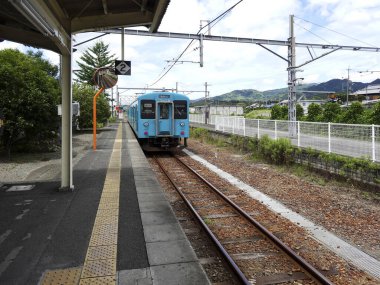 Tren demiryolunda ilerliyor.