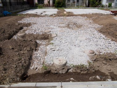 İnşaat alanının zeminini kaplayan çakıllar açıkta kalan toprak parçalarıyla kaplı.