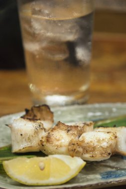 Limonlu ızgara balık şişi.