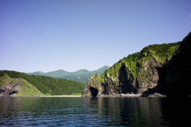 Dağları ve mavi gökyüzü olan güzel bir manzara. 