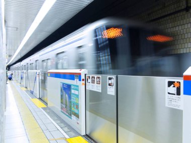 Japonya 'da kapısı kapalı metro treni, toplu taşıma.
