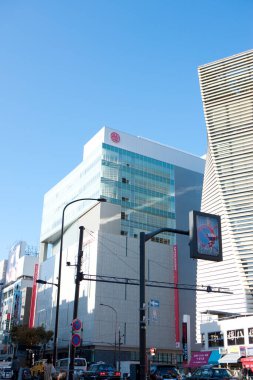 Gündüz vakti Tokyo şehrinin modern mimarisi 