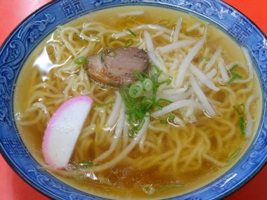 Arka planda ramen 'in mutfak fotoğrafı, yakın plan.