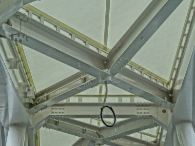 Büyük tavanlı metal çatı inşaatı