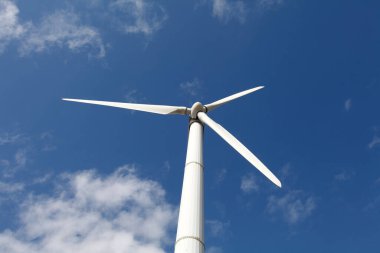 Mavi gökyüzü arkaplanındaki yel değirmeni 