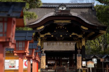 Güzel antik Japon tapınağının manzaralı görüntüsü.